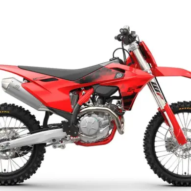 GASGAS MC 450F 2026 Motocross-Motorrad in Rot-Schwarz, seitliche Ansicht, auf weißem Hintergrund.