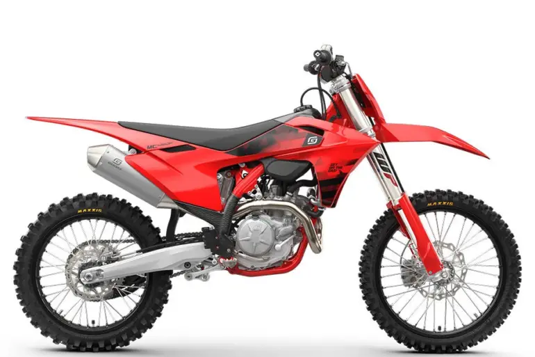 GASGAS MC 450F 2026 Motocross-Motorrad in Rot-Schwarz, seitliche Ansicht, auf weißem Hintergrund.