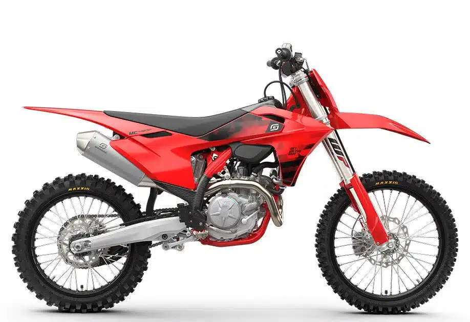GASGAS MC 450F 2026 Motocross-Motorrad in Rot-Schwarz, seitliche Ansicht, auf weißem Hintergrund.