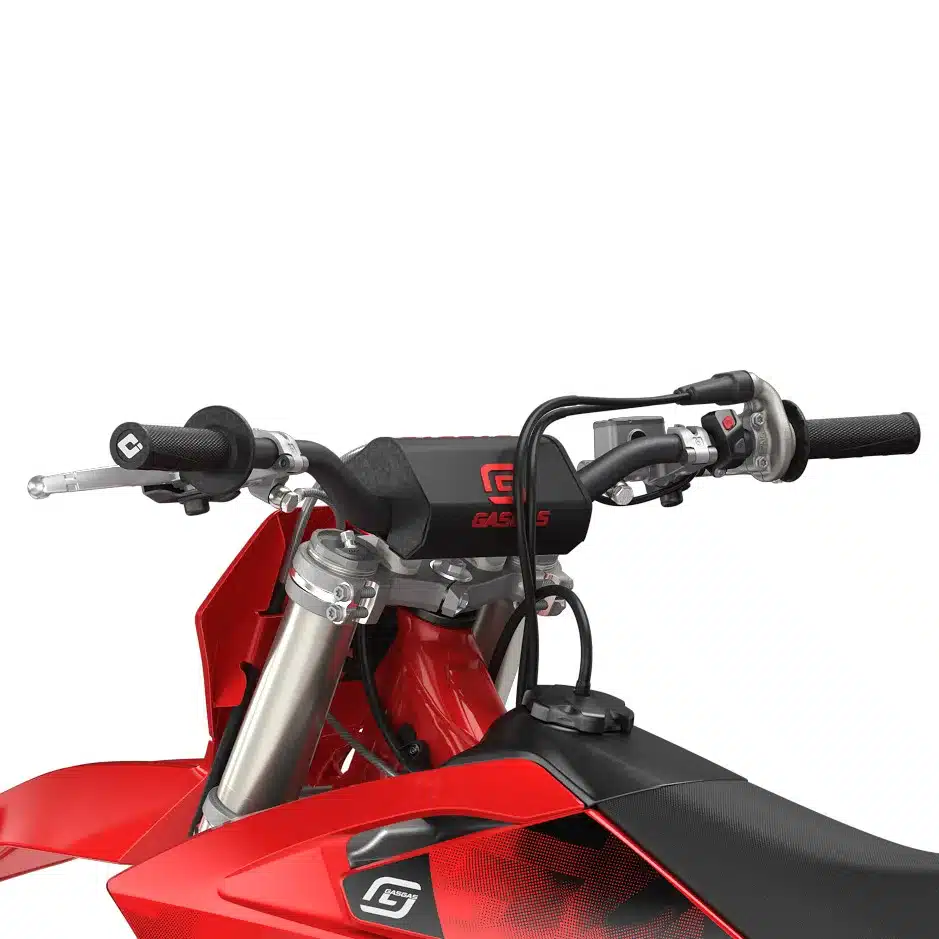Nahaufnahme von Lenker, Bedienelementen und Tankbereich einer GASGAS MC 450F 2026 Motocross-Maschine.