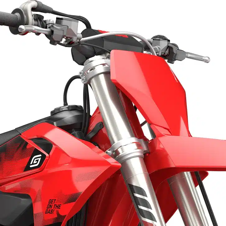 Nahaufnahme der Frontpartie einer GASGAS MC 450F 2026 mit schwarzer und roter Verkleidung sowie Lenker.