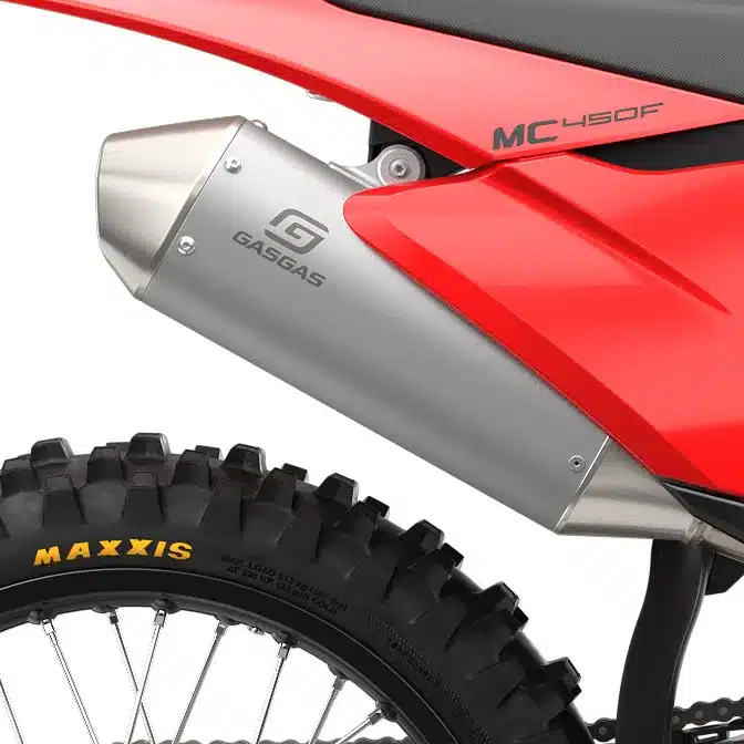 Nahaufnahme des Auspuffs und Hinterrads einer GASGAS MC 450F 2026 mit Maxxis-Reifen.