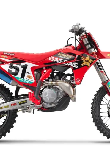 Seitenansicht der GASGAS MC 450F Factory Edition 2025 im roten Werksteam-Design mit FMF-Auspuff und Dunlop-Bereifung.