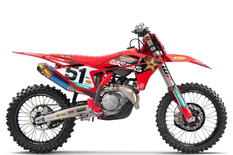 Seitenansicht der GASGAS MC 450F Factory Edition 2025 im roten Werksteam-Design mit FMF-Auspuff und Dunlop-Bereifung.