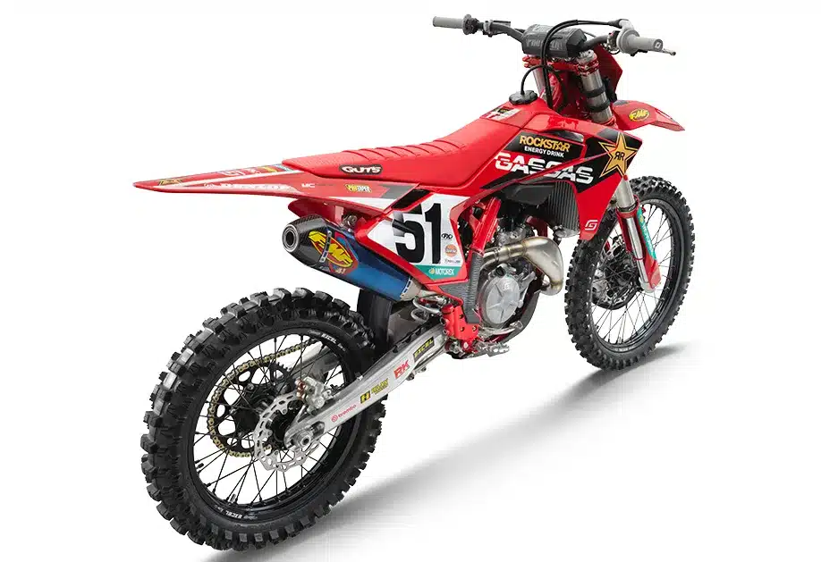 Rotes Motocross-Motorrad GASGAS MC 450F Factory Edition 2025 mit Startnummer 51 und Rockstar-Energy-Grafiken von schräg hinten fotografiert.