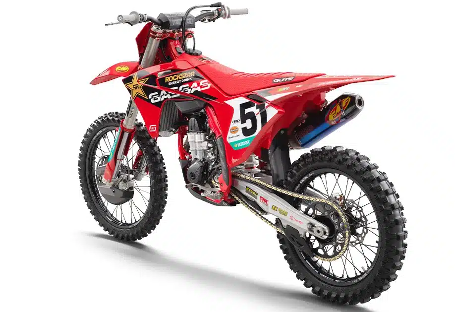 Motocross-Bike GASGAS MC 450F Factory Edition 2025 von hinten schräg, rote Verkleidung mit Startnummer 51 und FMF-Titanauspuff.