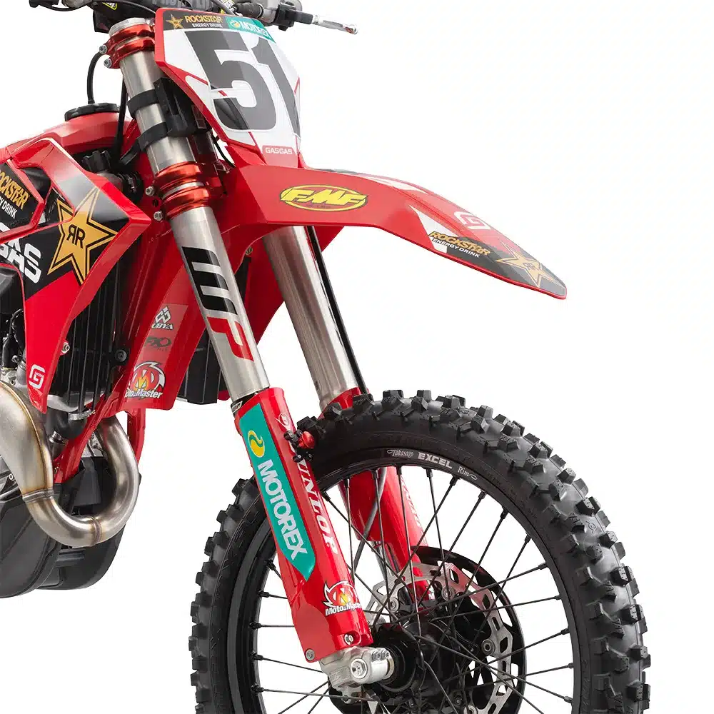 Vorderansicht der Frontpartie und des Vorderrads einer GASGAS MC 450F Factory Edition 2025 im Rockstar-Look mit Startnummer 51.