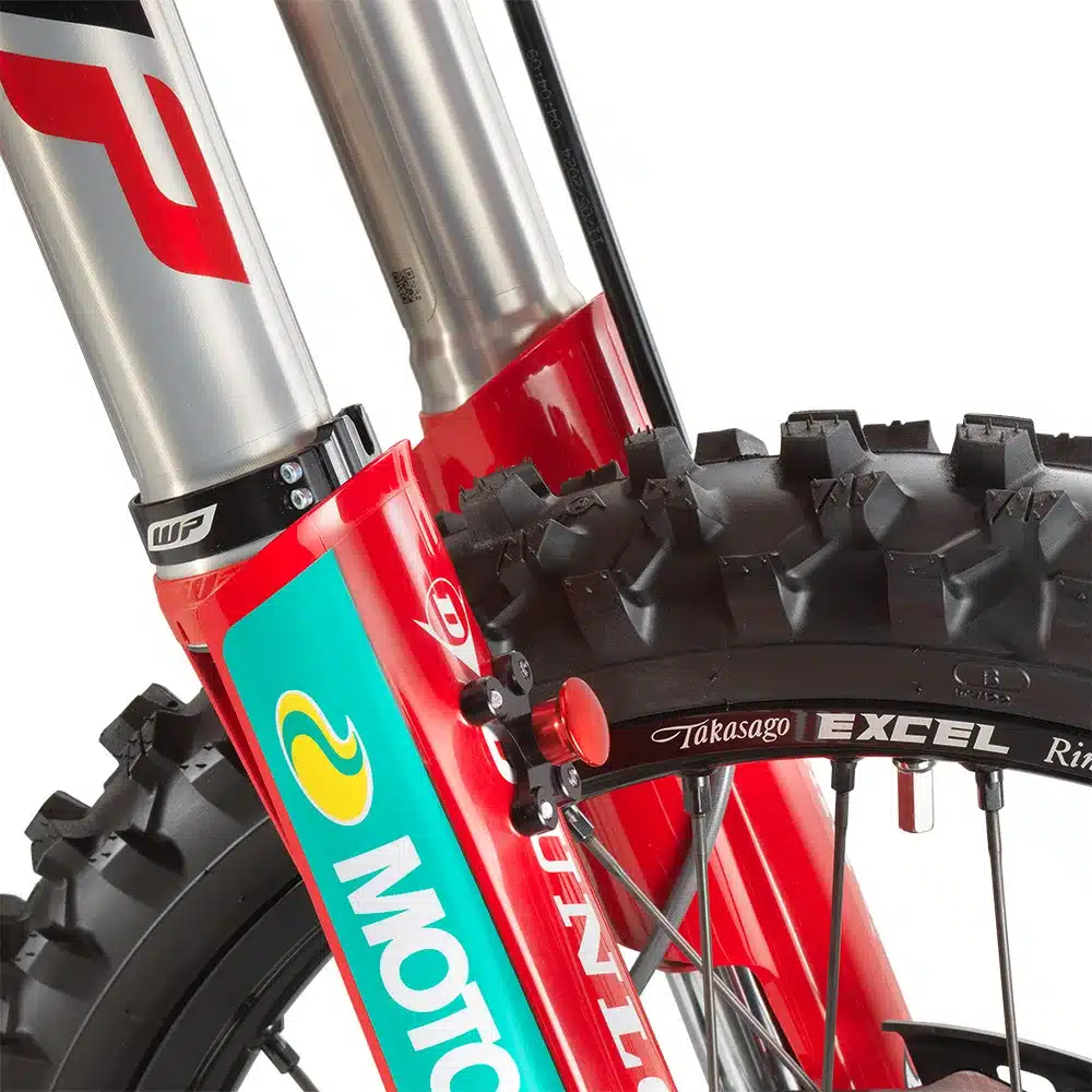 Nahaufnahme der WP XACT-Gabel und des Dunlop-Vorderreifens mit Excel-Felge an der GASGAS MC 450F Factory Edition 2025.