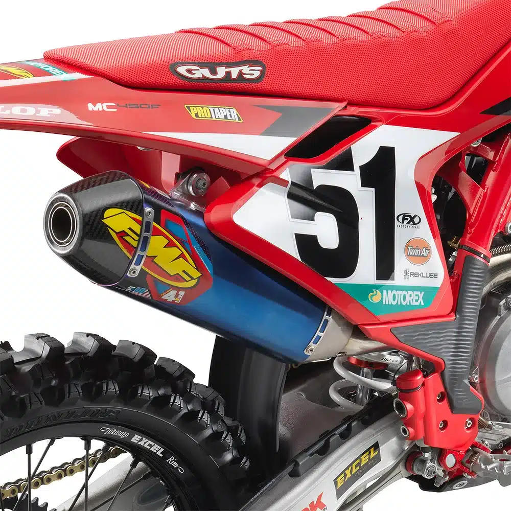 FMF Factory 4.1 RCT Endschalldämpfer an der GASGAS MC 450F Factory Edition 2025, Detailansicht mit rotem Sitzbankbezug und Nummer 51