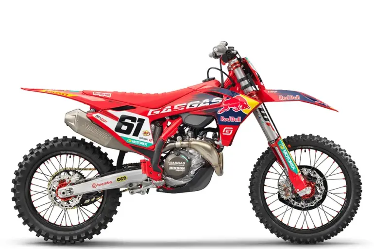 Seitenansicht der GASGAS MC 450F Prado Edition 2025 Motocross-Maschine mit offiziellen Red Bull Racing Grafiken.