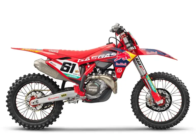 Seitenansicht der GASGAS MC 450F Prado Edition 2025 Motocross-Maschine mit offiziellen Red Bull Racing Grafiken.