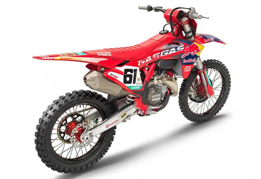 Motorrad GASGAS MC 450F Prado Edition 2025 mit Startnummer 61 und Red Bull Factory Racing Design, seitlich von hinten fotografiert.