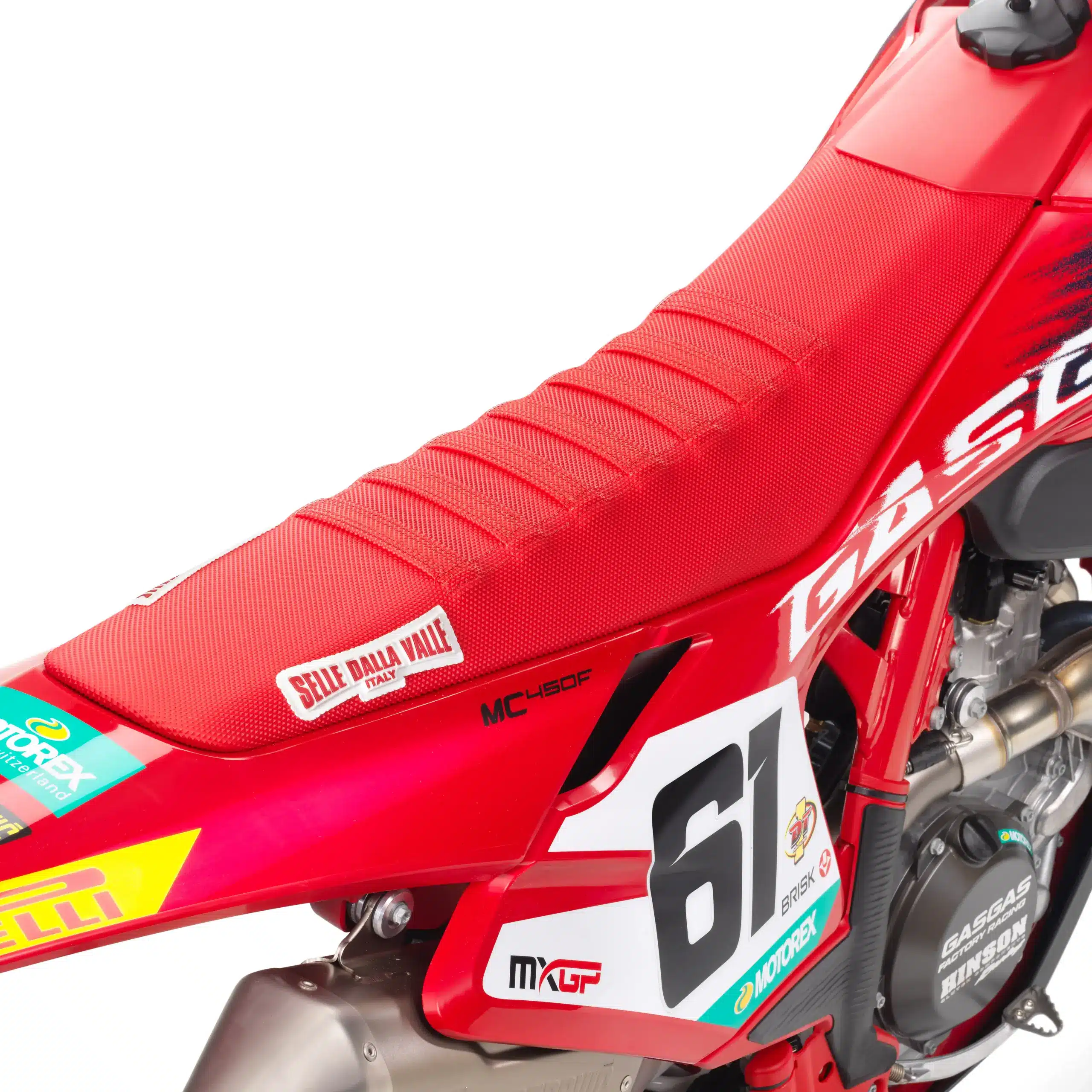 Rote Sitzbank mit Grippippen an der GASGAS MC 450F Prado Edition 2025, Startnummer 61, MXGP-Look, Motocross-Motorrad.