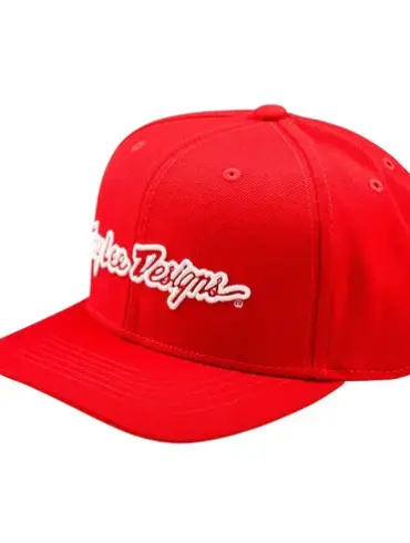 Gebogene Snapback-Mütze in kräftigem Rot mit weißem Troy Lee Designs Logo, seitliche Frontansicht.