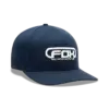 Mitternachtsblaue Flexfit-Mütze von Fox mit weißer erhabener Stickerei auf der Vorderseite.