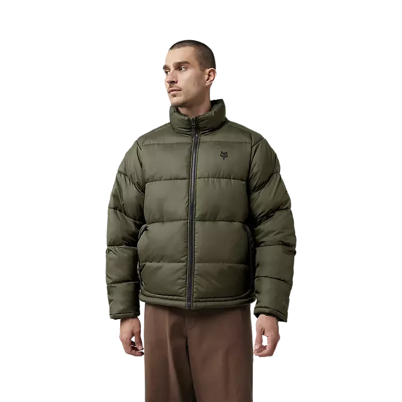 Mann trägt olivgrüne Ridgeway Hi-Loft-Jacke mit Stehkragen vor weißem Hintergrund.