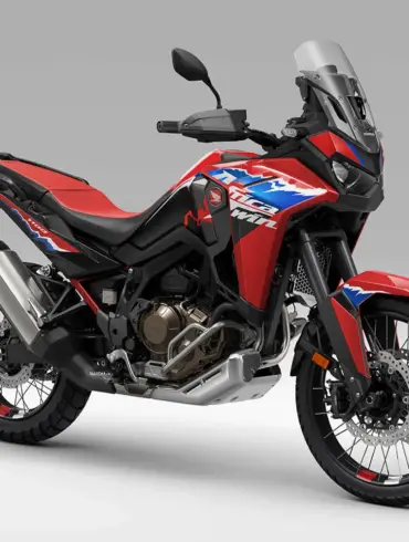 Honda CRF1100L Africa Twin 2024 Motorrad in Rot, Seitenansicht, im Studio vor grauem Hintergrund.