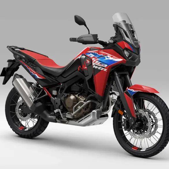 Honda CRF1100L Africa Twin 2024 Motorrad in Rot, Seitenansicht, im Studio vor grauem Hintergrund.