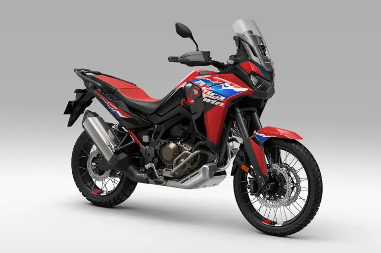 Honda CRF1100L Africa Twin 2024 Motorrad in Rot, Seitenansicht, im Studio vor grauem Hintergrund.