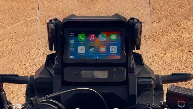 TFT-Farbdisplay mit Apple CarPlay im Cockpit der Honda CRF1100L Africa Twin 2024 auf unbefestigtem Untergrund