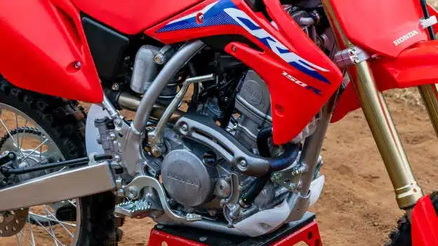 Detailaufnahme des Motors und Chassis einer Honda CRF150R Motocross-Maschine