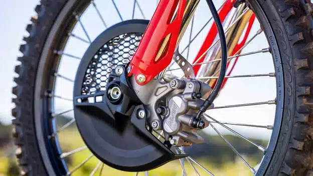 Nahaufnahme der Vorderradbremse und Gabel einer Honda CRF250R 2025 mit Doppelkolben-Bremssattel