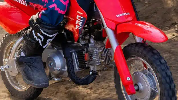 Kind fährt mit einer Honda CRF50F Minicross im Gelände