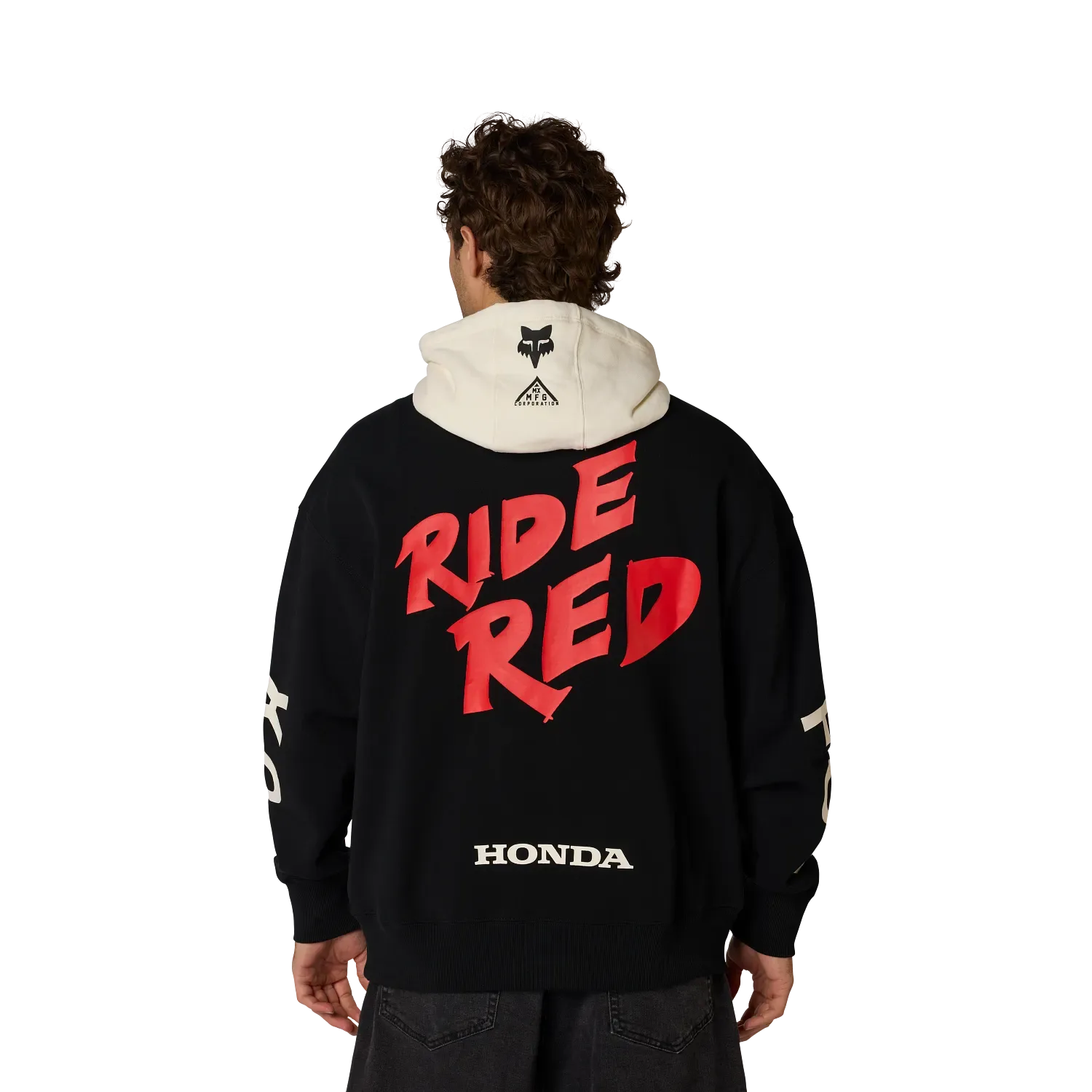 Person trägt den Honda Heavyweight Pullover Hoodie von Fox Racing mit großem 'RIDE RED'-Schriftzug auf dem Rücken.