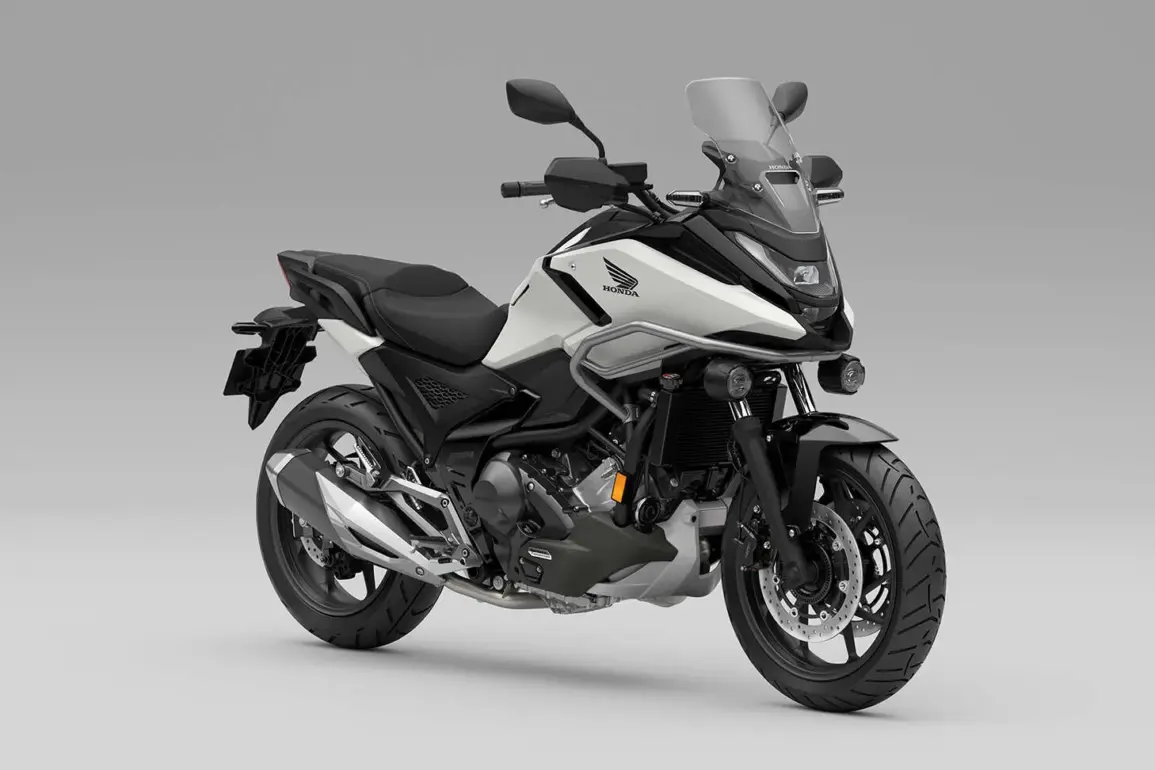 Seitenansicht einer Honda NC750X im Studio vor grauem Hintergrund.