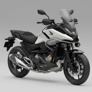 Seitenansicht einer Honda NC750X im Studio vor grauem Hintergrund.