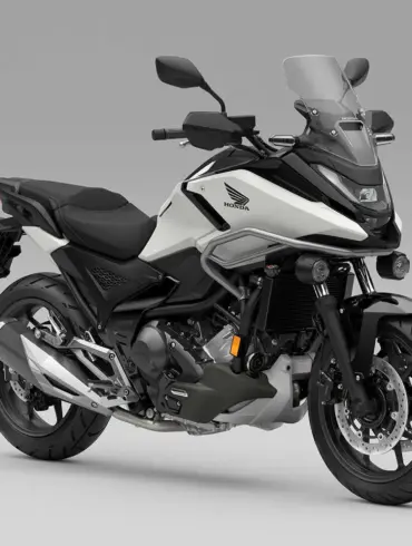 Seitenansicht einer Honda NC750X im Studio vor grauem Hintergrund.