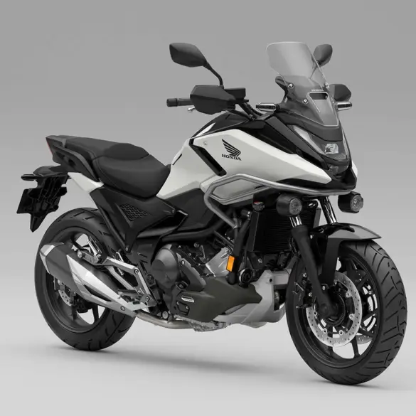 Seitenansicht einer Honda NC750X im Studio vor grauem Hintergrund.