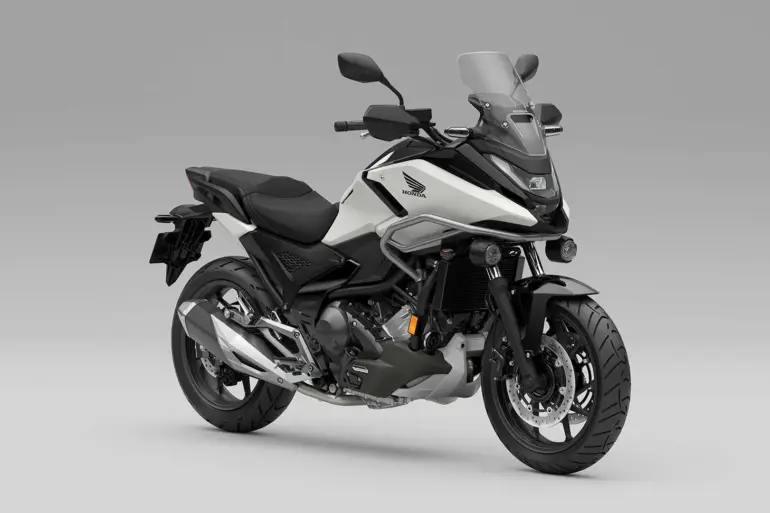 Seitenansicht einer Honda NC750X im Studio vor grauem Hintergrund.