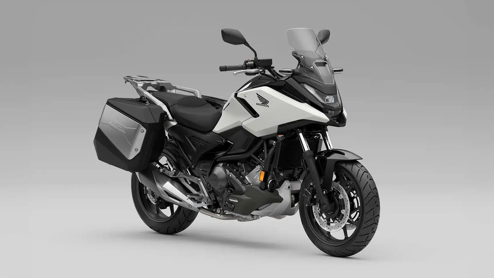 Honda NC750X Touring-Motorrad mit Koffern, Seitenansicht.