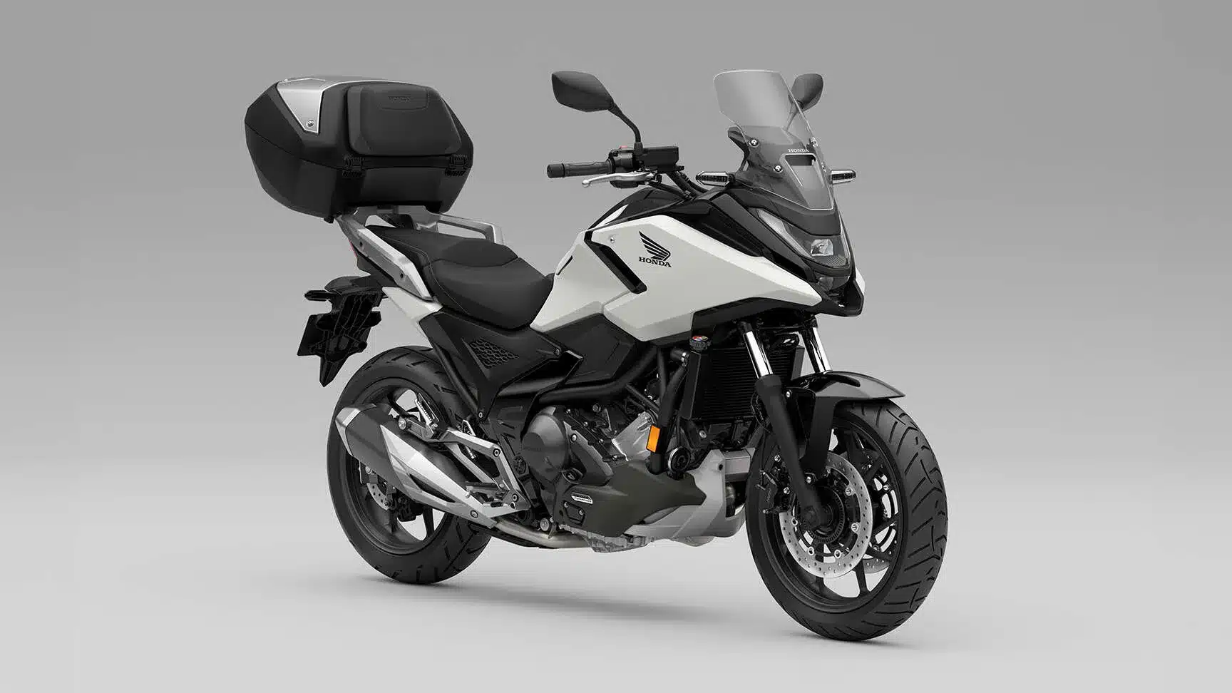 Seitenansicht einer Honda NC750X mit Topcase und Windschutzscheibe