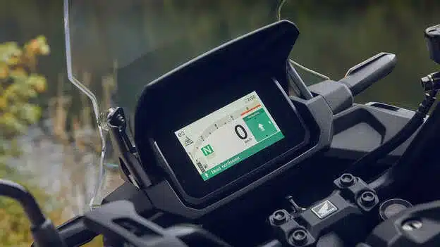 Detailansicht des 5-Zoll-TFT-Displays der Honda NC750X mit Bordcomputer und Fahrmodi.