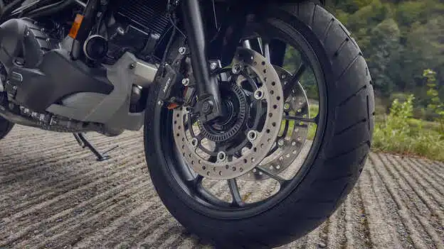 Detailansicht des Vorderrads mit Bremsscheiben der Honda NC750X