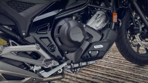 Nahaufnahme des Motors und Rahmens einer Honda NC750X