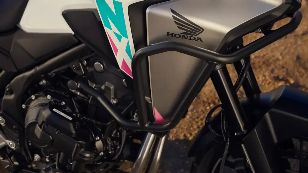 Detailansicht des Tanks und Motorbereichs einer Honda NX500 mit Honda-Logo.