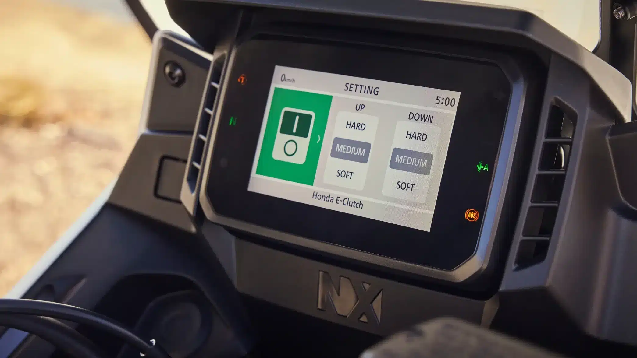 Nahaufnahme des TFT-Displays der Honda NX500 mit angezeigten E-Clutch-Optionen.