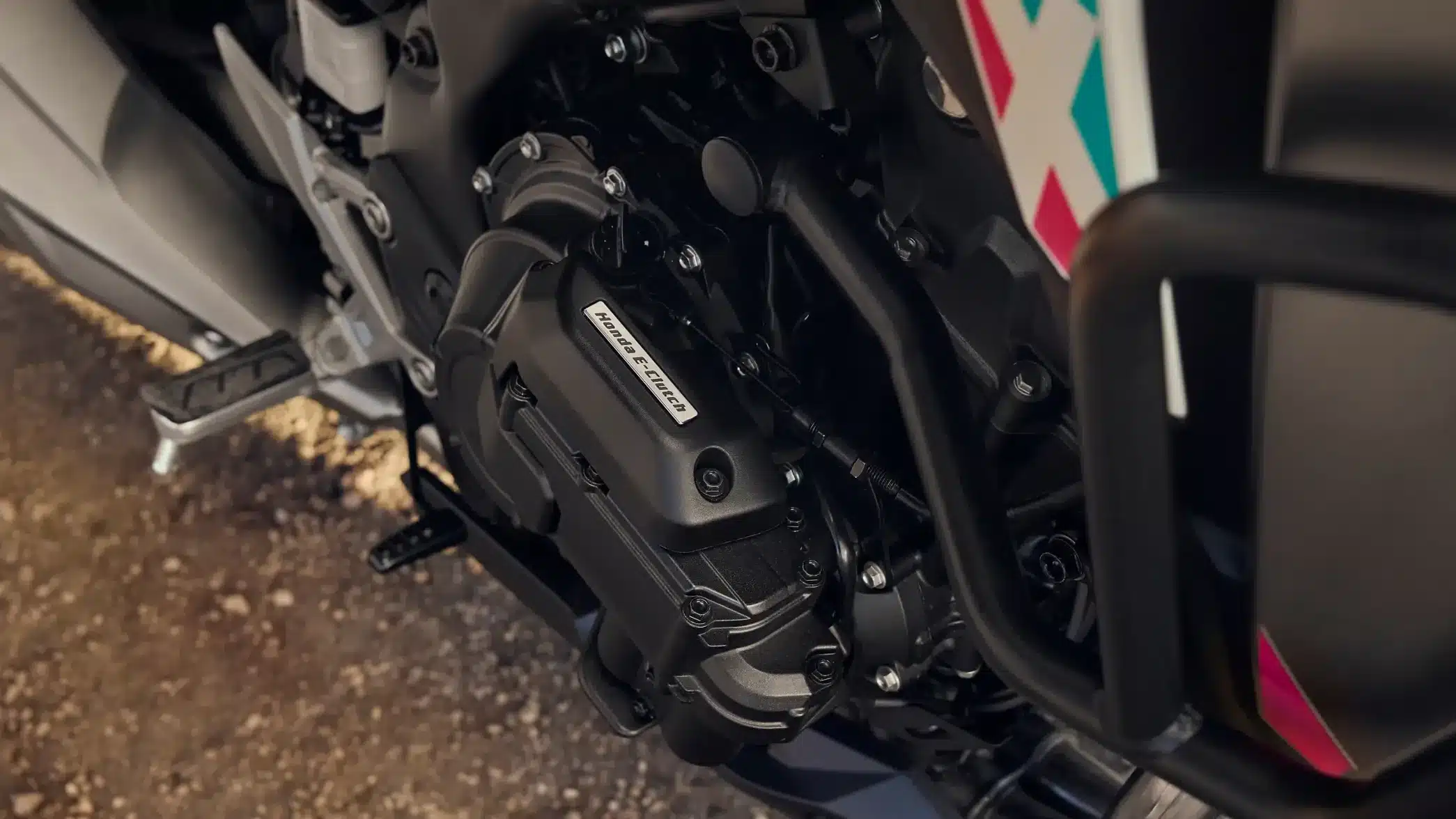 Nahaufnahme des Honda NX500 Motors mit E-Clutch Schriftzug