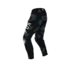 Schwarze Fox Racing 180 Bnkr Crosshose mit Camouflage-Muster und weißen Logos von der Seite