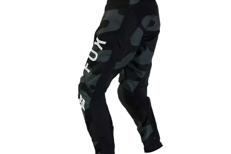 Schwarze Fox Racing 180 Bnkr Crosshose mit Camouflage-Muster und weißen Logos von der Seite