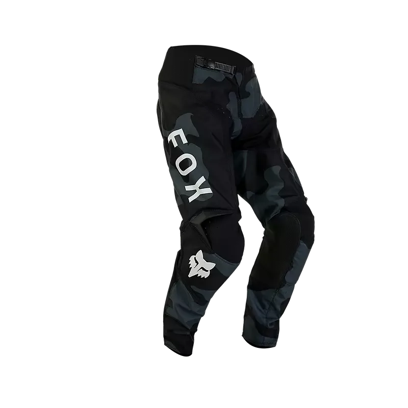 Fox 180 Bnkr Motocrosshose in Schwarz mit Camouflage-Muster, seitlicher FOX-Schriftzug und Kniepaneelen aus Leder.