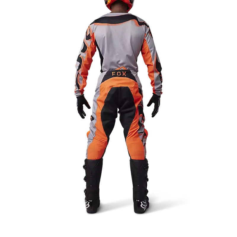Motocross-Fahrer mit Fox 180 Emotion Hose, von hinten fotografiert, orange-grau-schwarz