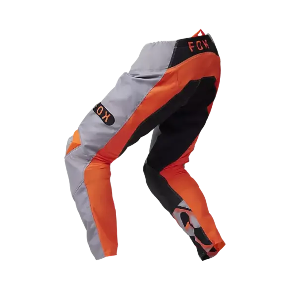 FOX 180 Emotion Crosshose in orange-grauer Farbkombination mit schwarzen Akzenten, seitliche Ansicht.