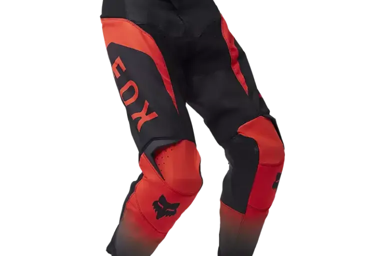FOX 180 Lean Crosshose in fluoreszierendem Rot mit schwarzen Akzenten, speziell für den Offroad-Einsatz entwickelt.