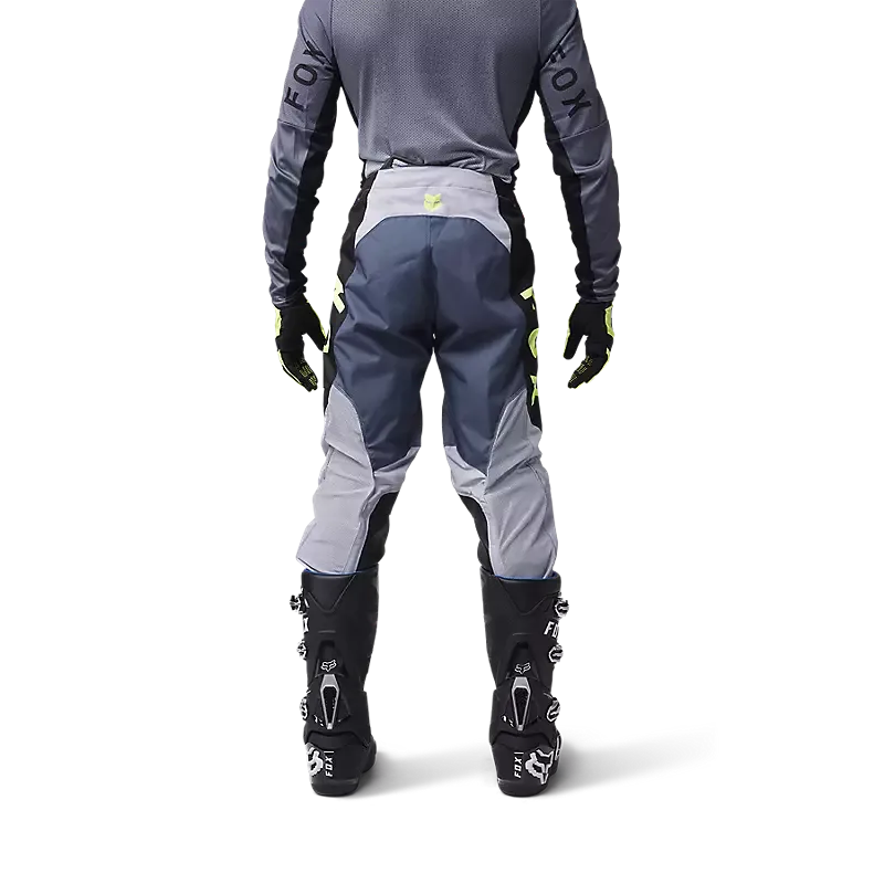 Rennfahrer in kompletter MX-Ausrüstung mit Fox 360 Divider Hose von hinten