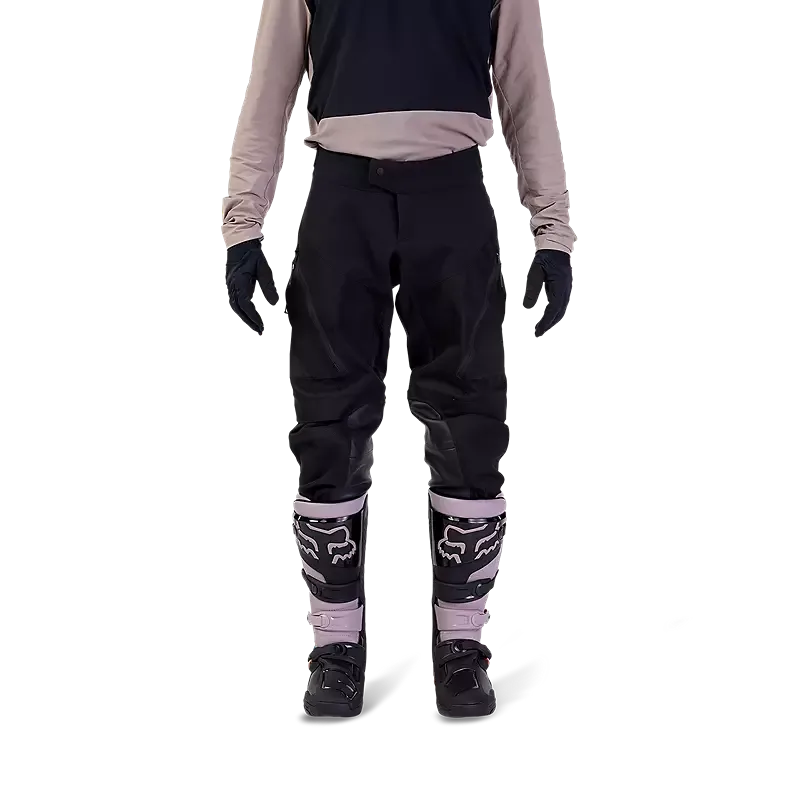 Defend Off-Road Hose an einem stehenden Fahrer getragen, mit Stiefeln und Enduro-Bekleidung