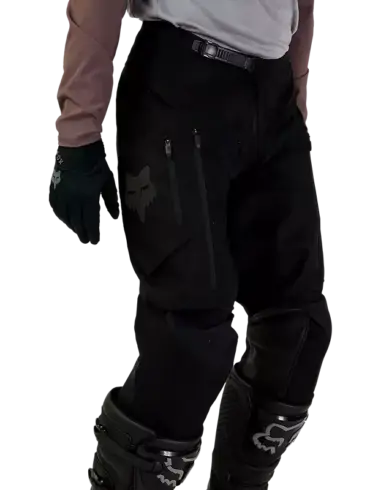 Offroad-Motorradhose Ranger in Schwarz mit robusten Leder- und Stretchpanels, getragen von Fahrer.